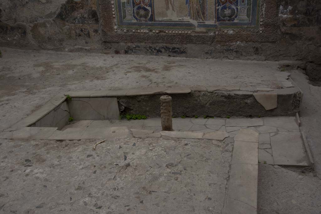 V.7 Herculaneum, March 2019. Looking across triclinium in internal courtyard from tablinum.
Foto Annette Haug, ERC Grant 681269 DÉCOR.
