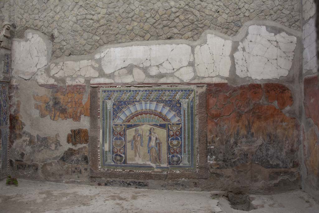 V.7 Herculaneum, March 2019. Looking towards east wall of internal courtyard.
Foto Annette Haug, ERC Grant 681269 DÉCOR.
