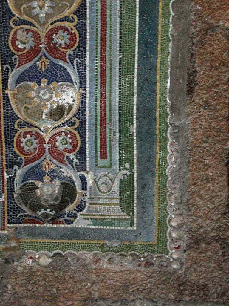 V.7, Herculaneum. September 2003. Detail of lower south-east corner of mosaic. Photo courtesy of Nicolas Monteix.
