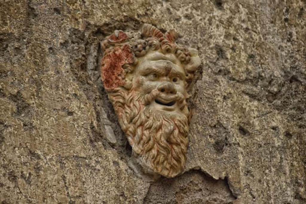 V.7, Herculaneum, April 2018. Detail of mask on north wall. Photo courtesy of Ian Lycett-King. 
Use is subject to Creative Commons Attribution-NonCommercial License v.4 International.

