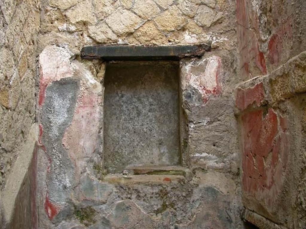 V 7, Herculaneum, June 2002. Looking towards recess/niche at west end of north wall. 
Photo courtesy of Nicolas Monteix.
