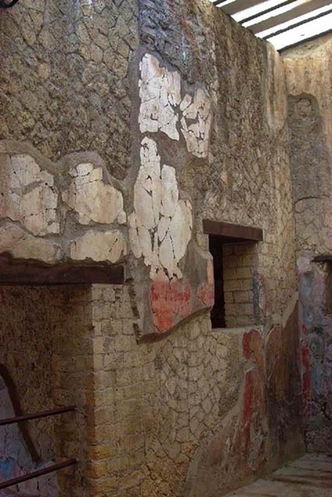 V.7, Herculaneum. Not dated. Looking towards north end of west wall of internal courtyard. 
Photo courtesy of Nicolas Monteix.

