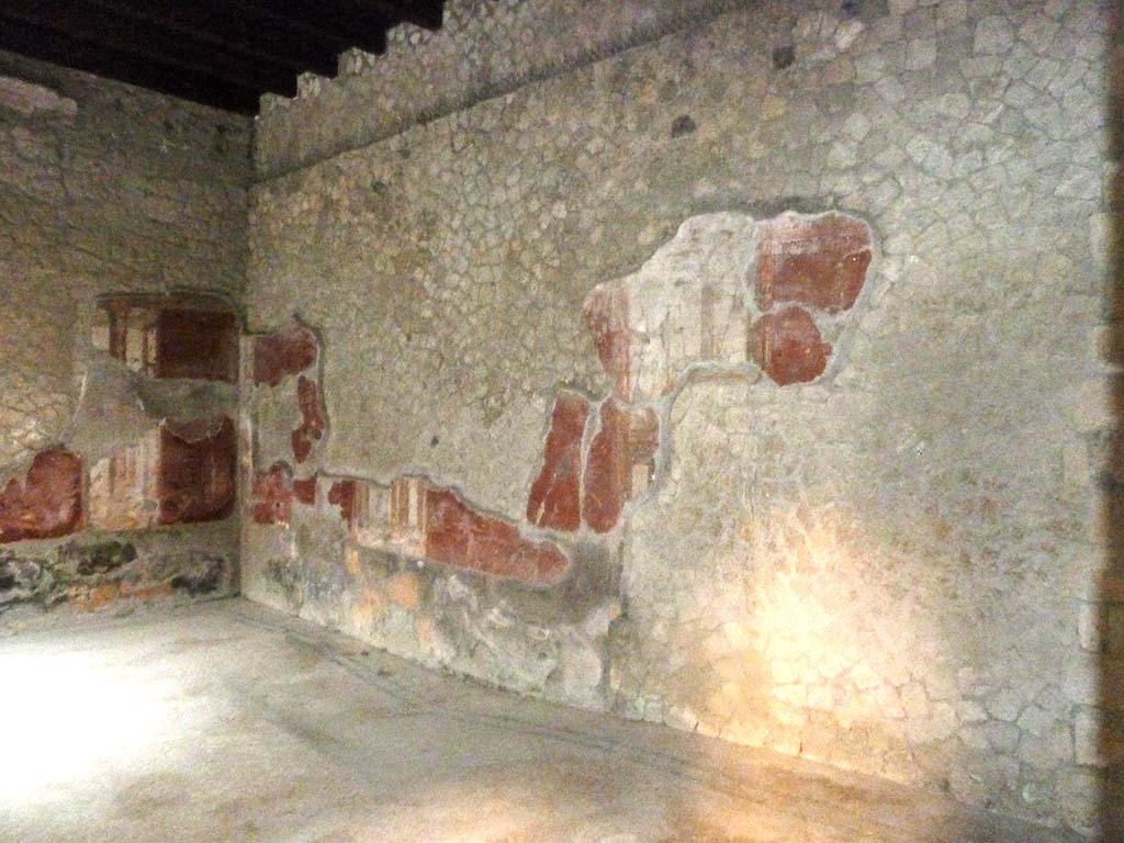 V.7 Herculaneum, September 2015. South wall of triclinium.