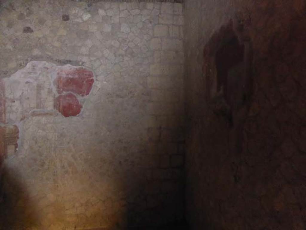 V 7, Herculaneum, September 2015. Looking towards the south-west corner of the triclinium. Photo courtesy of Michael Binns.