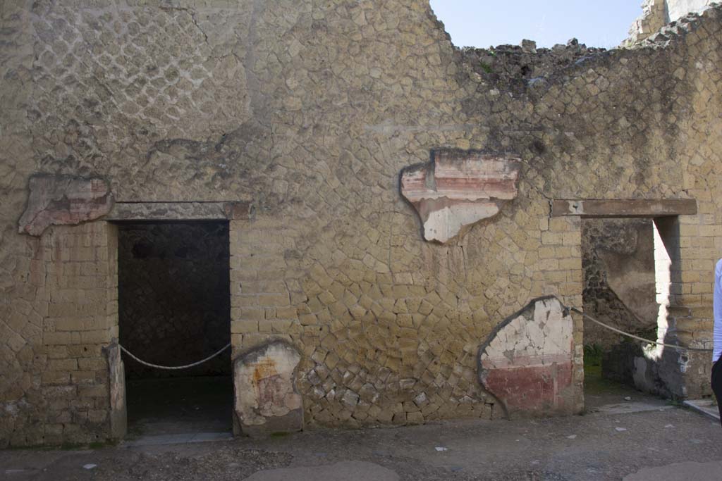 V.7 Herculaneum, March 2019. South wall of atrium.
Foto Annette Haug, ERC Grant 681269 DÉCOR.
