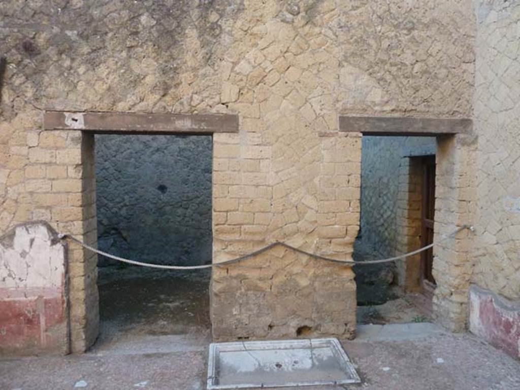 Ins. V 7, Herculaneum, September 2015. Two doorways in the south wall of the atrium.