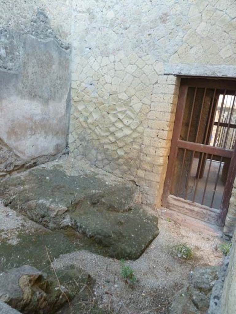V 7, Herculaneum, September 2015. 
Base of stairs to upper floor apartment in rear room of V.6, the shop linked to this house, seen through doorway.


