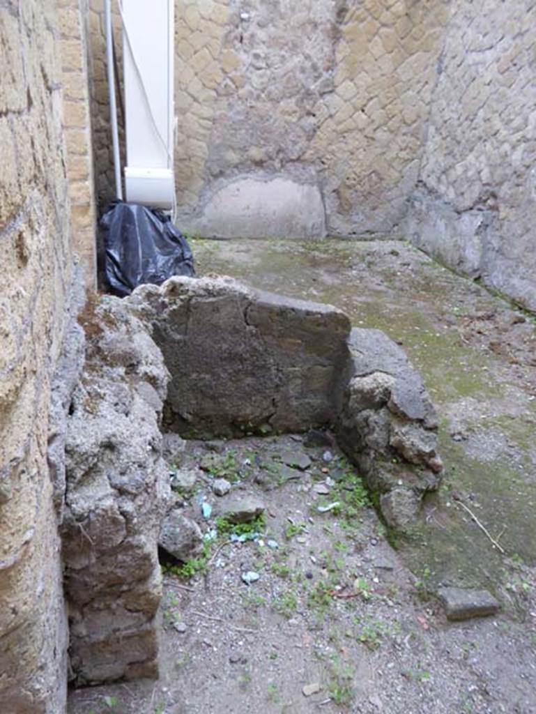 V 7, Herculaneum, October 2014. Looking east across room, with two doorways on south side of atrium.  Photo courtesy of Michael Binns. 
