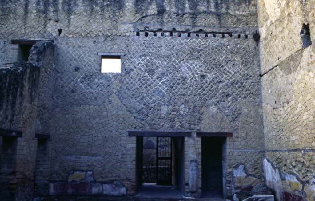 V.7, Herculaneum. Not dated. Atrium, looking towards west wall with entrance doorway in centre.  Photo courtesy of Nicolas Monteix.
