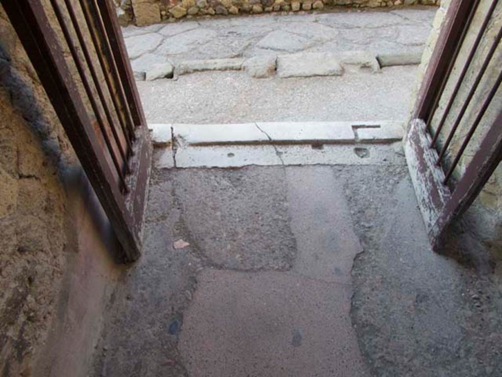 V 7, Herculaneum, September 2015. Looking west towards threshold to entrance doorway, from corridor.  Photo courtesy of Michael Binns.
