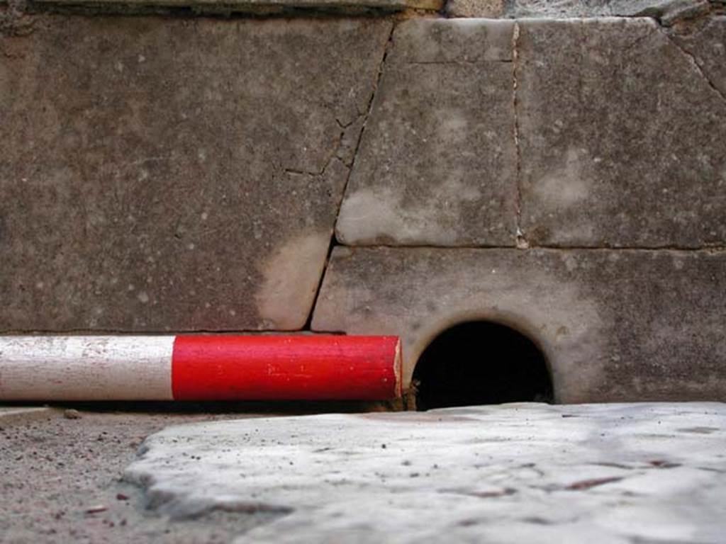 V.7, Herculaneum. September 2003. Detail of west side of impluvium in atrium.
Photo courtesy of Nicolas Monteix.