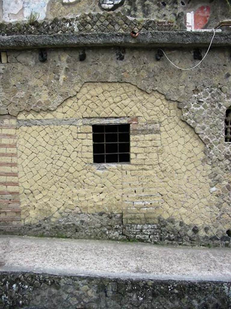 V.8, Herculaneum. May 2003.
Looking east towards exterior south side of doorway, with window to low wide rectangular room. Photo courtesy of Nicolas Monteix.