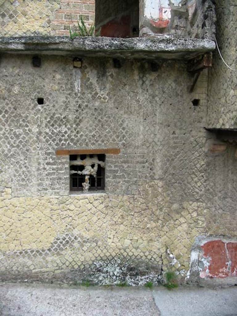 V.8, Herculaneum. May 2003. Looking east towards exterior frontage, with window giving light into room 10.
On the upper floor is a doorway into one of the rooms with preserved decoration.
Photo courtesy of Nicolas Monteix.