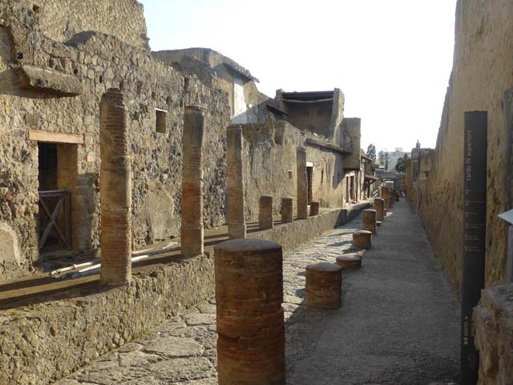 V, Herculaneum, September 2015. Doorway at V.9, on the left.
Looking south along Cardo IV Superiore, from junction with Decumanus Maximus.