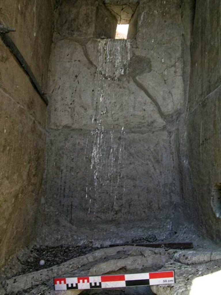 V.10/9 Herculaneum. May 2006. Detail of north wall and flooring in attic storeroom. 
Photo courtesy of Nicolas Monteix.
