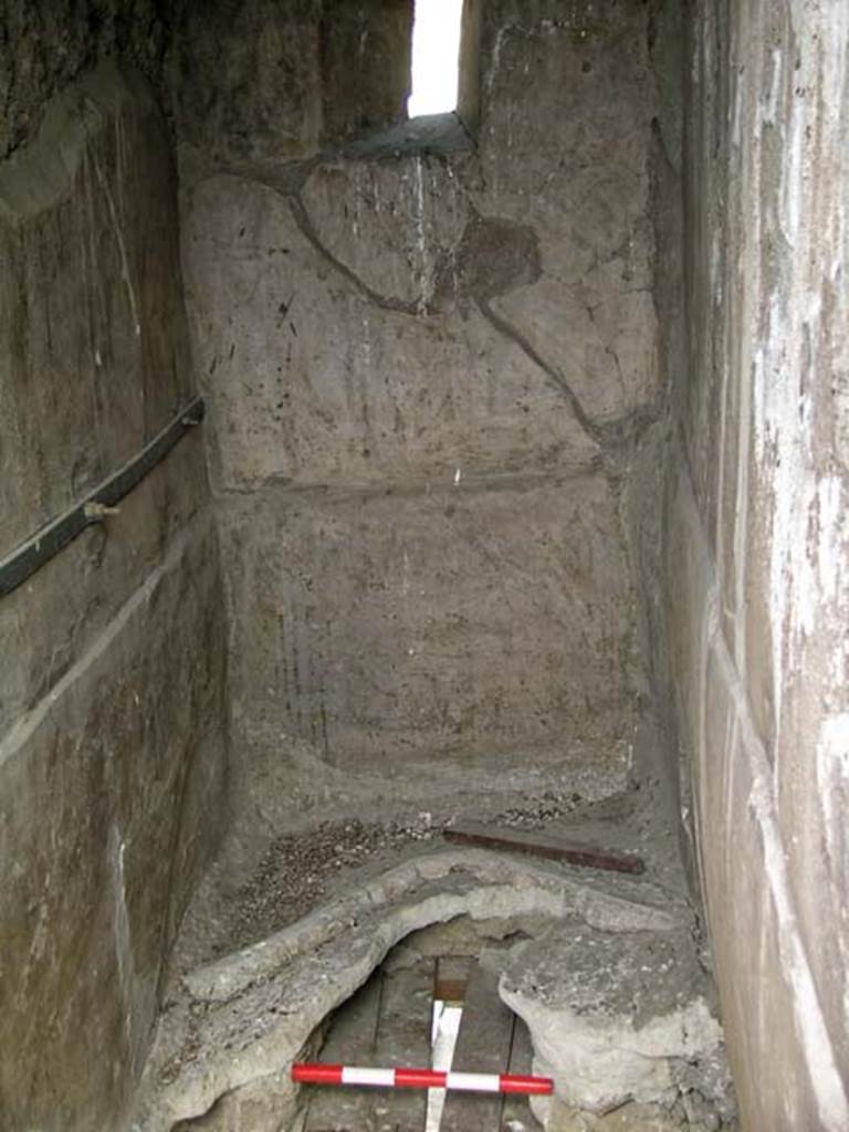 V.10/9 Herculaneum. May 2005. Detail of north wall and flooring in attic storeroom. 
Photo courtesy of Nicolas Monteix.
