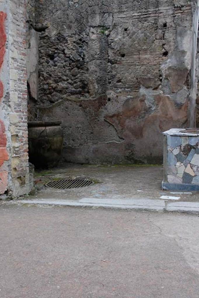 V.10, Herculaneum, April 2010. Looking towards south-east corner.
On the rear, south wall, are holes for shelf-supports. Photo courtesy of Nicolas Monteix.