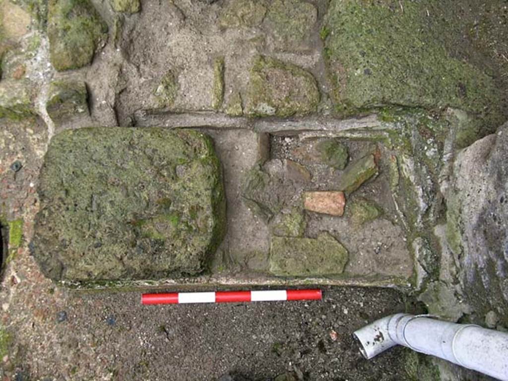 V.10, Herculaneum. May 2005. Detail of step in shop-room. Photo courtesy of Nicolas Monteix.