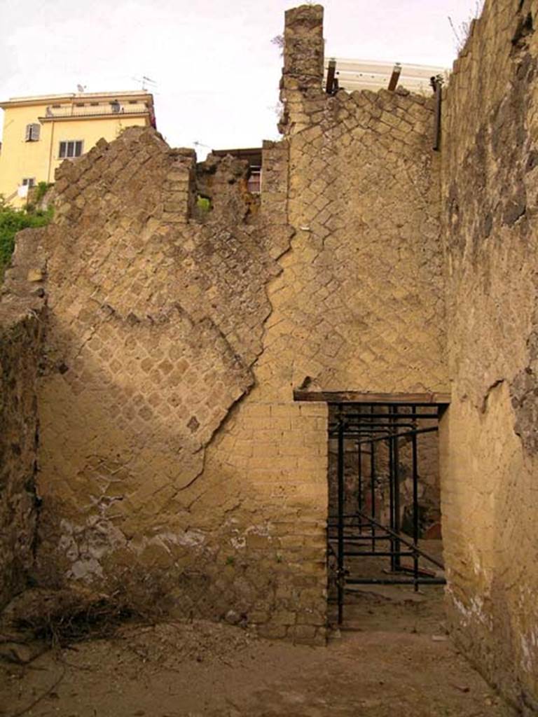 V.11, Herculaneum. May 2005. North wall of rear room, on west side of tablinum, with doorway to atrium. Photo courtesy of Nicolas Monteix.
