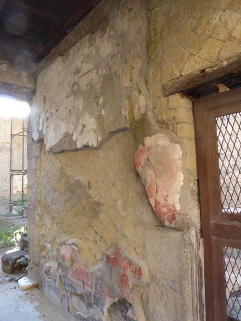 V.11, Herculaneum, September 2015. Painted decoration on upper west wall of entrance corridor. Photo courtesy of Michael Binns.