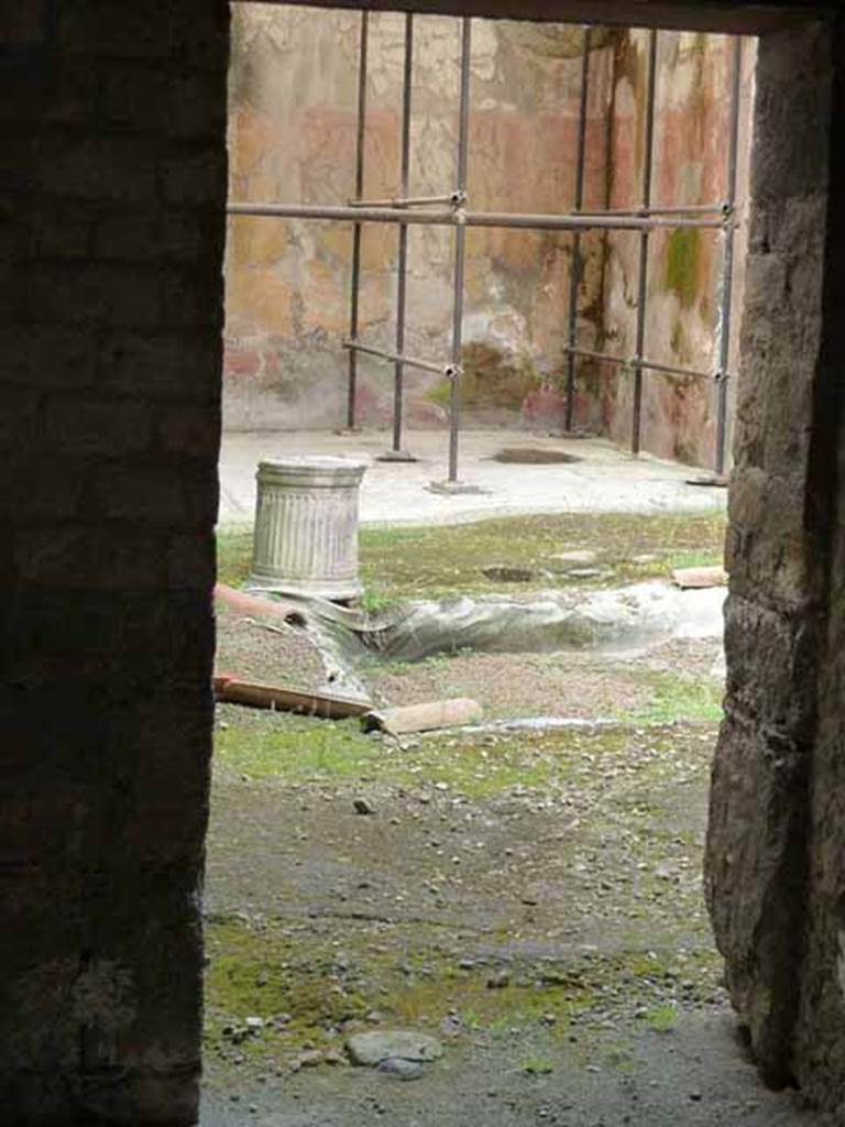 V. 11. Herculaneum, May 2010. Atrium and impluvium, seen from doorway in rear wall of V.12.
Looking towards the south-west corner of the tablinum.
The central wall painting on the south wall was Apollo Citaredo.
The central wall painting on the west wall was Endymion and Selene.
The wall painting from the east wall was destroyed later by the addition of a doorway in the centre of the wall.