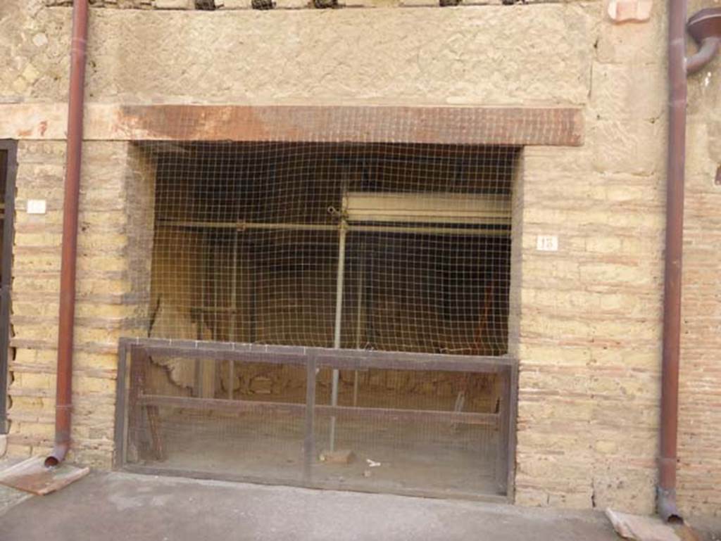 V.13, Herculaneum, September 2015. Entrance doorway.