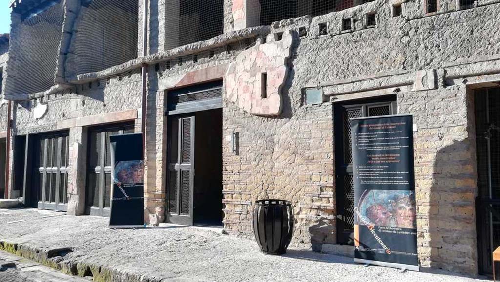 V.15 Herculaneum, October 2019. The tall doorway of V.15 is open.
The house was reopened to the public on the 24th October 2019.
Photograph courtesy of MiBAC. Use subject to Creative Commons - Attribuzione - versione 3.0.