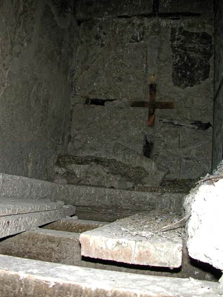 V.16, Herculaneum. September 2003.
Upper floor room, looking towards south-western corner of room 5, described as room 8, or H.
Photo courtesy of Nicolas Monteix.