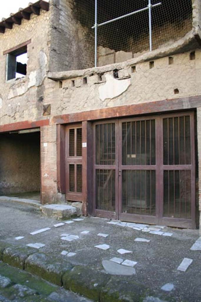 V 19, on left, 18, and 17, Herculaneum, February 2007. Looking south towards entrance doorways and upper floor.
Photo courtesy of Nicolas Monteix. 
