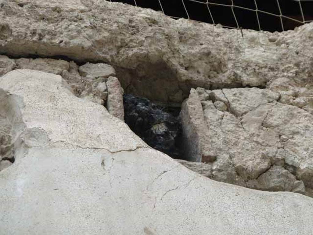 V 17 Herculaneum, May 2010. Remains of carbonised beam.