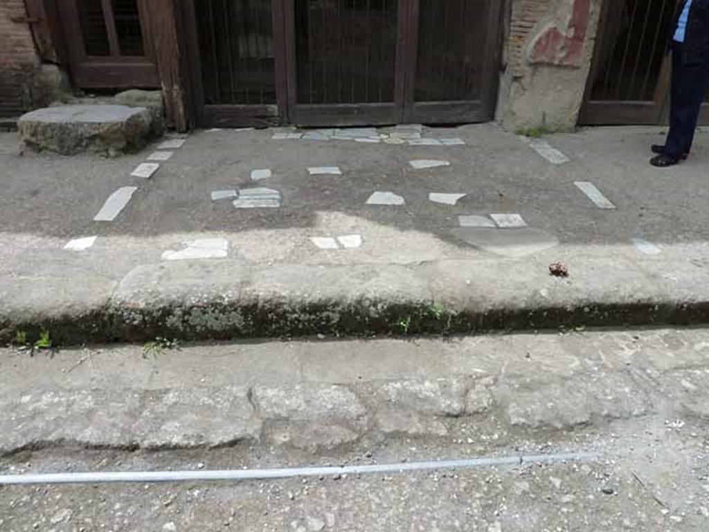 V.17, Herculaneum. May 2010. Outside entrance. Note the gutter/drainage channel.
