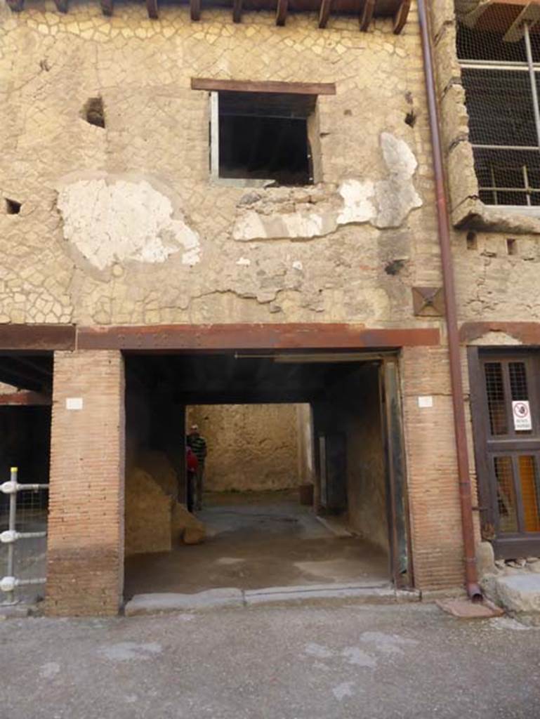 Ins. V 19, Herculaneum, September 2015. Entrance doorway to shop, with rear room.