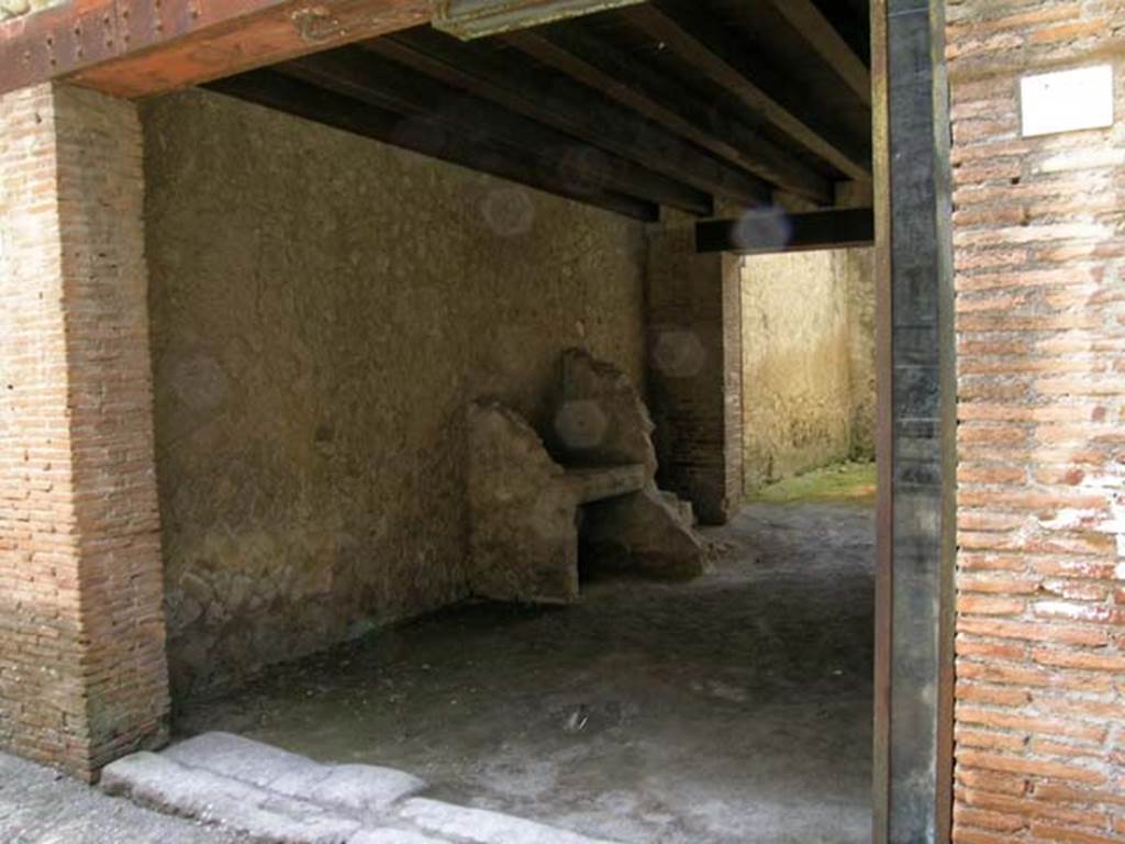 V.19, Herculaneum. June 2006. Looking east from entranve doorway towards east wall. 
Photo courtesy of Nicolas Monteix.

