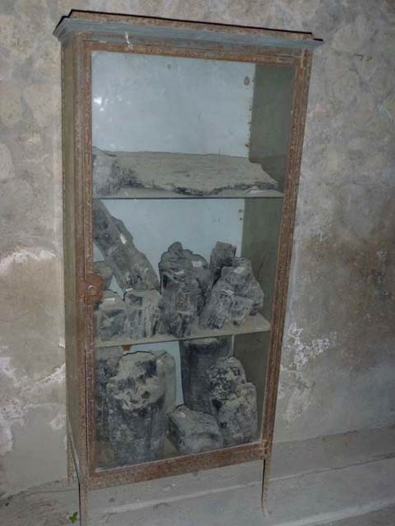 V 19, Herculaneum. October 2012. Glass show-case containing carbonised woods.
Photo courtesy of Michael Binns.