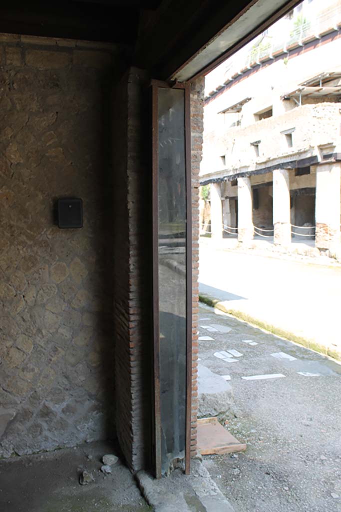 V.19 Herculaneum. March 2014. Looking towards carbonised wood door-frame on west side of doorway.
Foto Annette Haug, ERC Grant 681269 DÉCOR.
