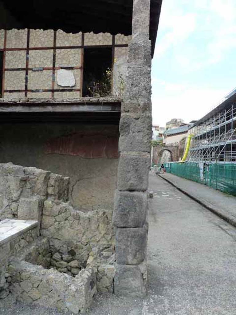 Looking west towards the upper floor of V.20 and doorway into V.19, from V.21.May 2010.
