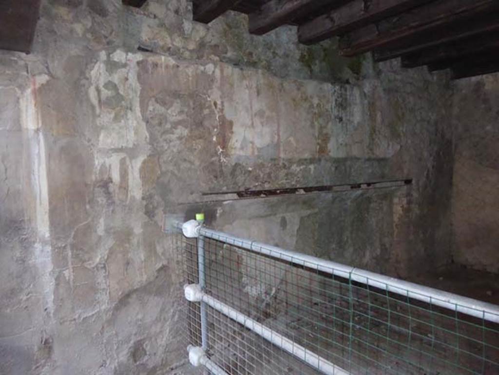 V. 20, Herculaneum, October 2014. Bed-recess in east wall of rear room. Photo courtesy of Michael Binns.