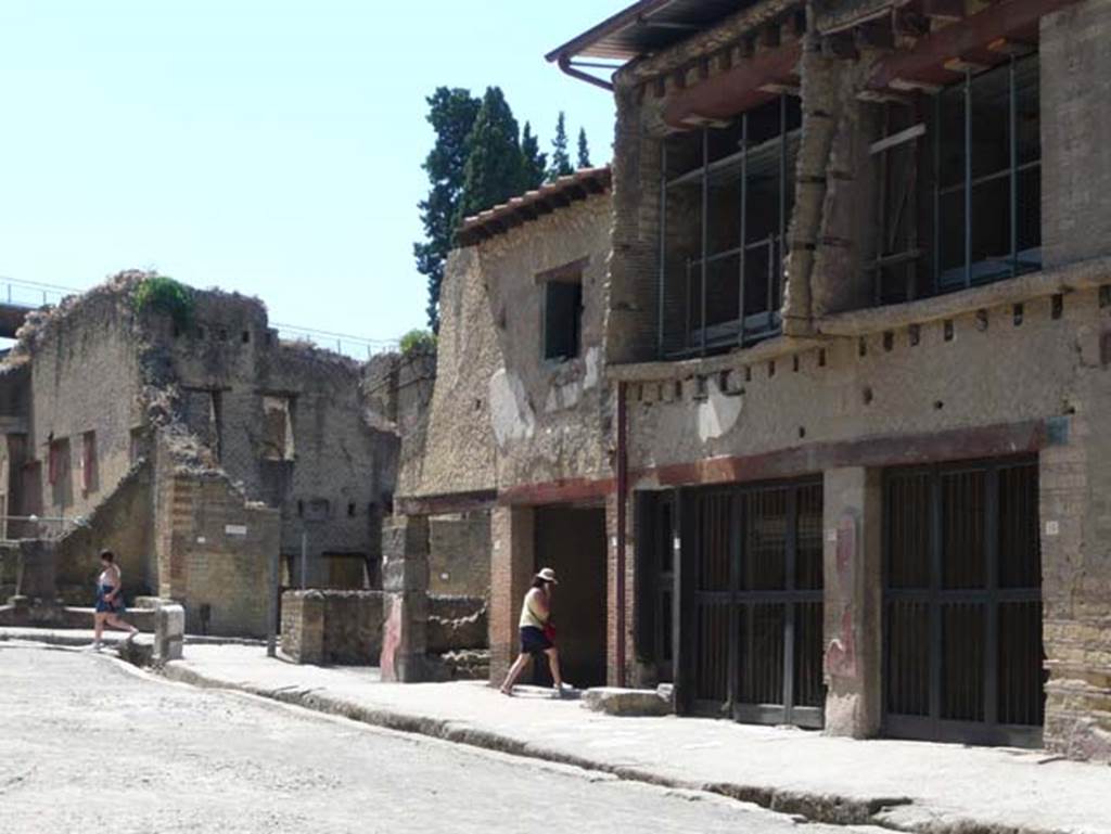 V. 21, Herculaneum. August 2013. Looking towards the north-east corner of Insula V on the Decumanus Maximus. Photo courtesy of Buzz Ferebee.