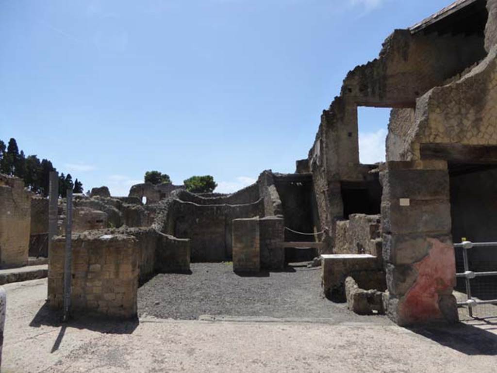 V 21, Herculaneum, September 2015. Looking south to entrance doorway of shop. Photo courtesy of Michael Binns.