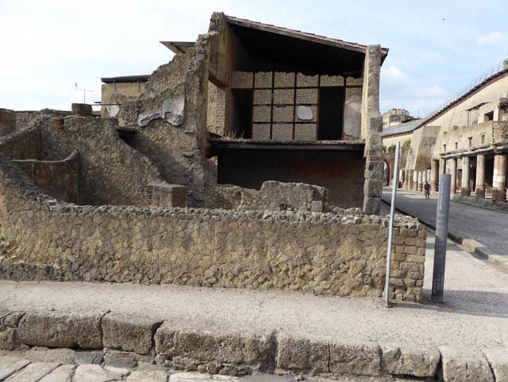 V 21, Herculaneum, October 2014.  Looking west from north end of insula, across V.21 to upper floor of V.20, and Decumanus Maximus, on right. Photo courtesy of Michael Binns.
