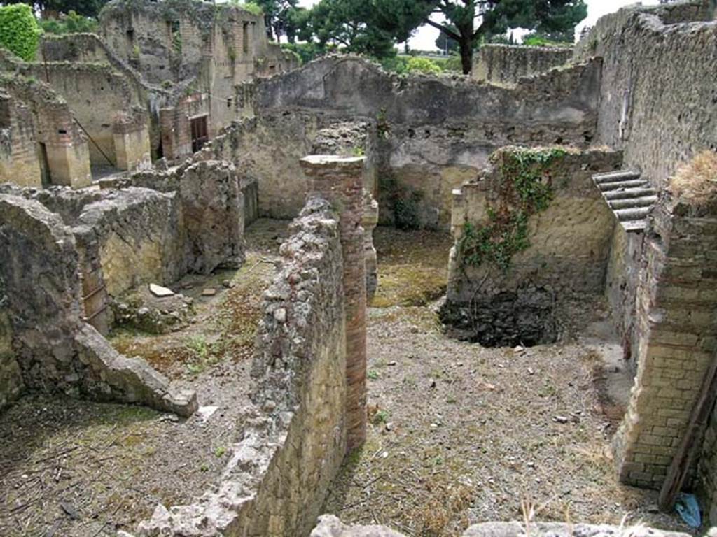 V.24, Herculaneum. May 2005. Looking south across rear two rooms in north-west corner of V.24. The atrium, with the vaulted lararium shrine, is on the right. Photo courtesy of Nicolas Monteix.