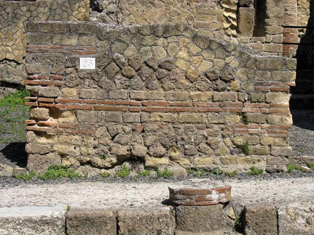 V.25, Herculaneum. May 2003. Street facade wall between V.25, on left, and V.24, on right.
Photo courtesy of Nicolas Monteix.