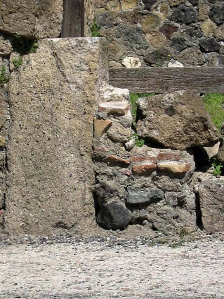 V.27 Herculaneum. May 2003. Detail of south side of entrance doorway. Photo courtesy of Nicolas Monteix.