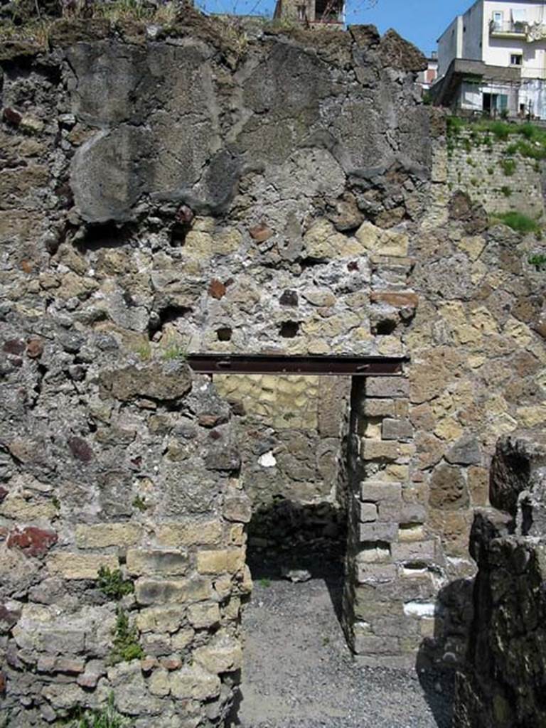 V.27 Herculaneum. May 2003.
Looking north through doorway from rear room of shop, across corridor to doorway of first room on north side of corridor.
Photo courtesy of Nicolas Monteix.