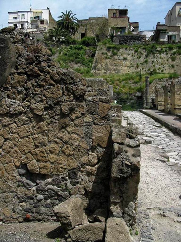 V.28, Herculaneum. May 2003. Looking north at entrance doorway, on Cardo V.
Photo courtesy of Nicolas Monteix.