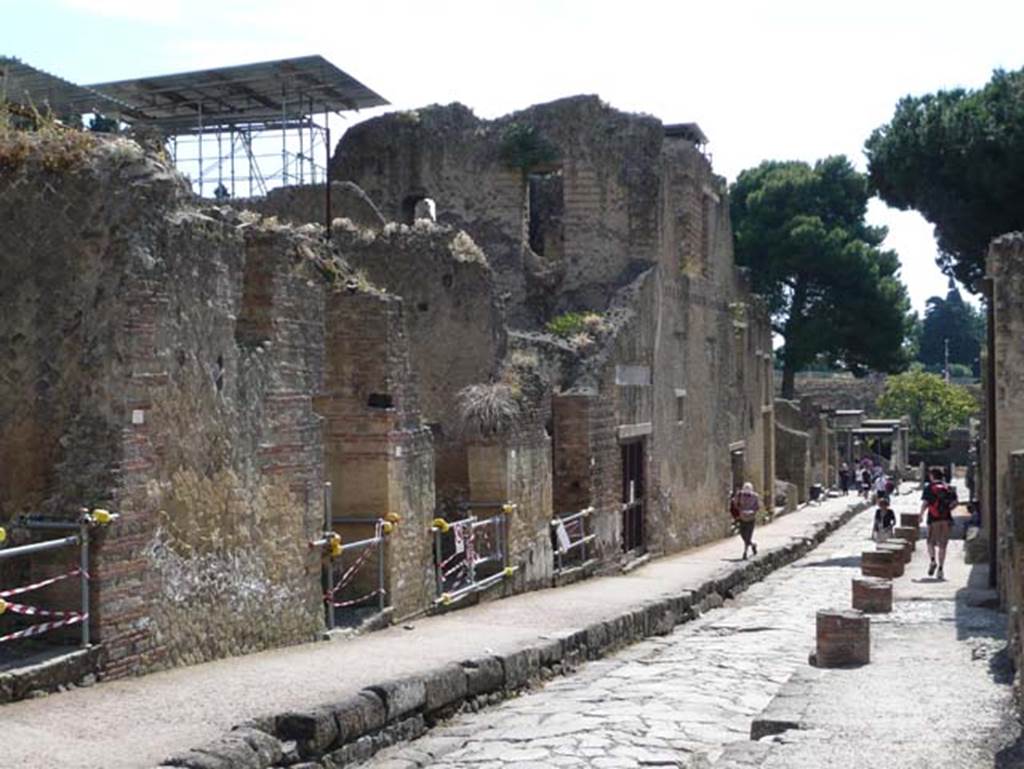 Ins. Orientalis II. on left, Ins. V, on right, Herculaneum. May 2009. Looking south on Cardo V Superiore. The remains of the brick columns along the edge of the roadway, on right, would have supported a small portico. Photo courtesy of Buzz Ferebee.
According to Maiuri, outside the doorway of V,30 was a little portico along the roadway, and by a stretch of better pavement adorned with marble.
See Maiuri, Amedeo, (1977). Herculaneum. 7th English ed, of Guide books to the Museums Galleries and Monuments of Italy, No.53 (p.50-51).