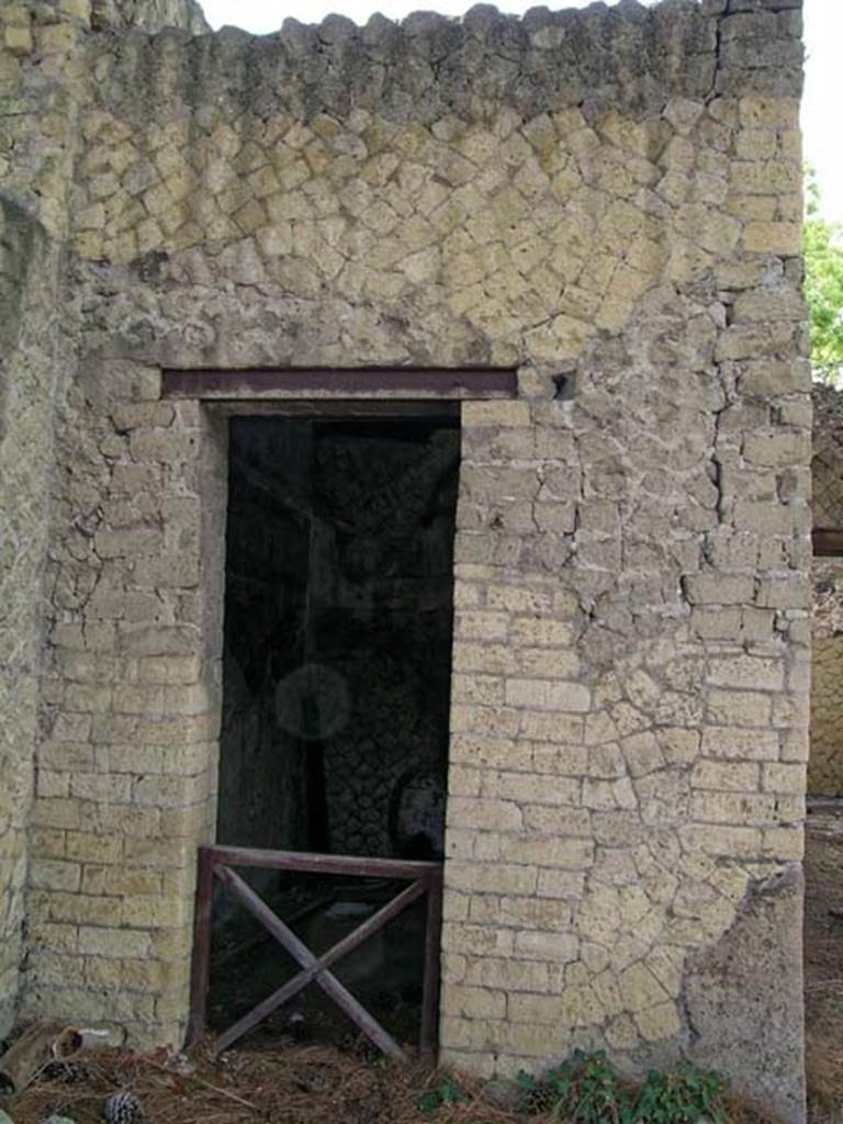 V.33, Herculaneum. May 2005. South-west corner of atrium, with doorway to Room 7, in west wall.
Photo courtesy of Nicolas Monteix