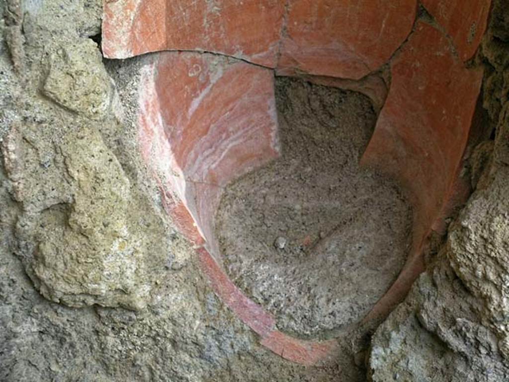 V.34, Herculaneum. May 2005. Remains of terracotta pot. Photo courtesy of Nicolas Monteix.