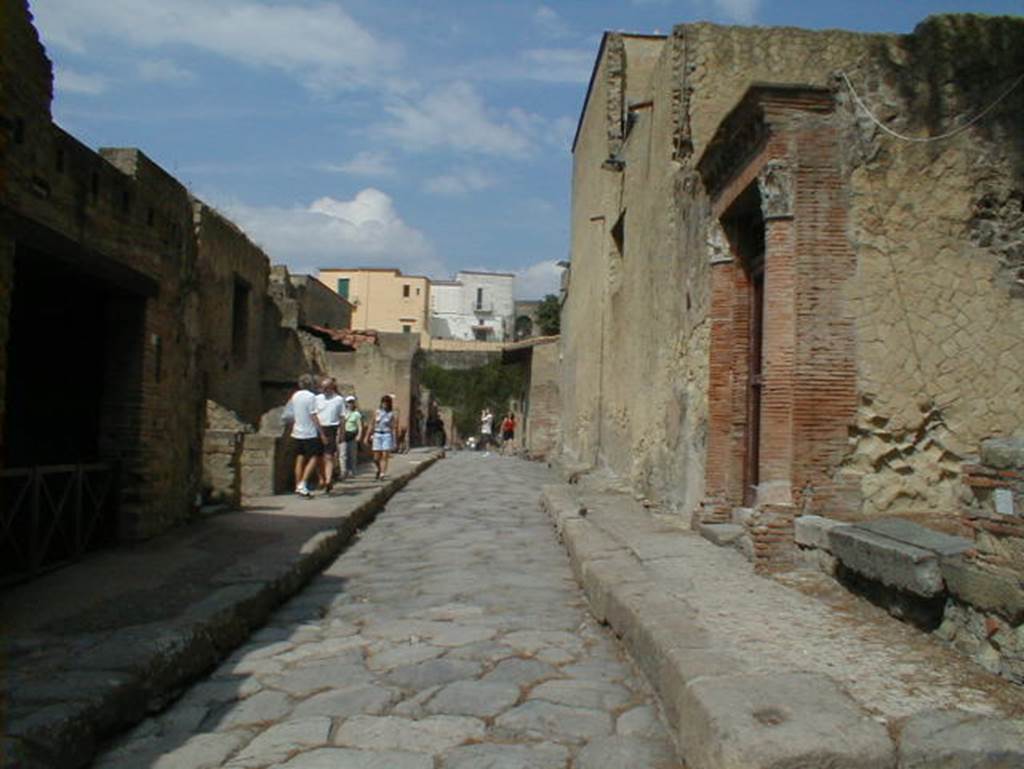 IV.14 Herculaneum on the left and V.35 and V.34 on the right. September 2004.
Looking west along Decumanus Inferiore.
P9190157