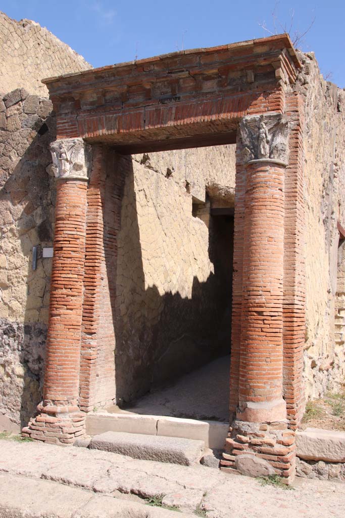 V.35 Herculaneum, September 2019.
Looking towards entrance doorway, on north side of Decumanus Inferiore.
Photo courtesy of Klaus Heese.